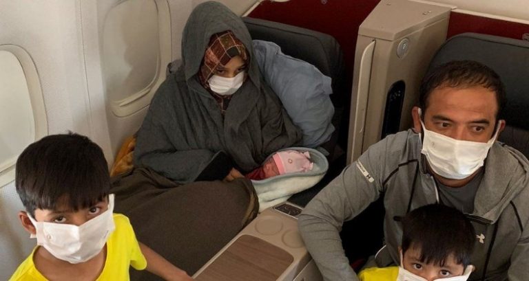 LAJM I BUKUR/ Gruaja afgane lind në avion rrugës për në Britaninë e Madhe, e ndihmuan anëtarët e ekuipazhit