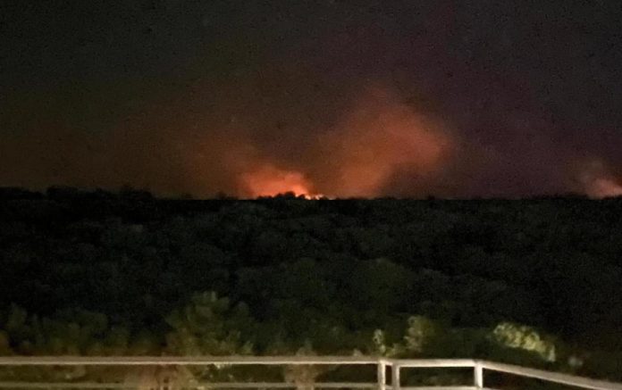 ZJARR I MADH NË MALIN E SHËNGJINIT/ Pushuesit të shqetësuar, tymi e flaka pranë zonës së banuar (FOTO)