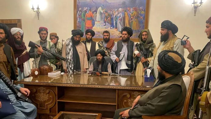 PRITET TË SHPALLET QEVERIA E RE NË AFGANISTAN/ Zëdhënësi i talebanëve: Vendet perëndimore të mbajnë…