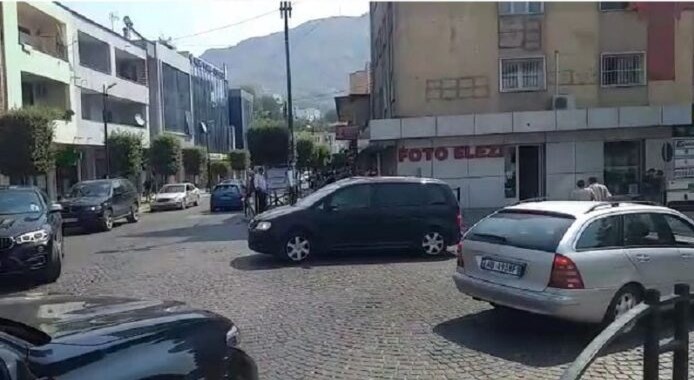 SEZONI TURISTIK/ Trafik në daljet e Lezhës, radhë të gjata automjetesh deri në 8 kilometra