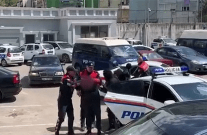 ARRESTOHEN 3 TË RINJ NË LUSHNJE/ Kundërshtuan me dhunë efektivin e policisë (EMRAT)