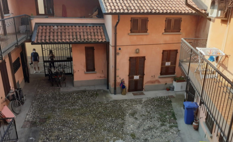 “VRAVA NËNËN…”/ Tronditëse! 15-vjeçarja italiane vret të ëmën me thikë, arsyeja do t’ju çudisë