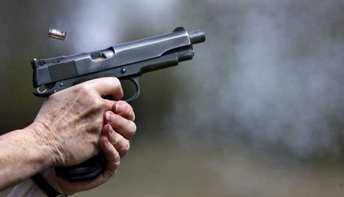 AKSION NË KOSOVË/ Të shtënat me armë traditë e vjetër në dasma e festa, policia sekuestron 50 pistoleta