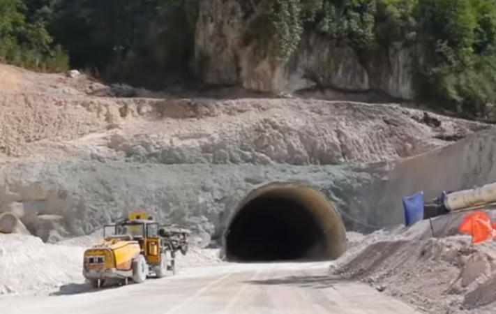 PUBLIKON PAMJET GJATË PUNIMEVE NË TUNELIN E SKËRFICËS/ Rama: Do të jetë vepra më e rëndësishme… (VIDEO)
