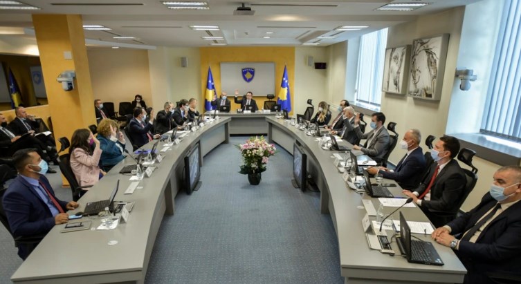ASHPËRSOHEN MASAT NË KOSOVË/ Nga ora policore tek shtyrja e nisjes së vitit shkollor