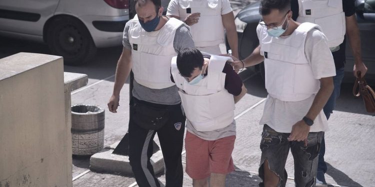 VRAU BASHKËSHORTEN E TIJ NË ATHINË/ 40-vjeçari shqiptar rrëfen: Ishte në gjumë dhe e qëllova me thikë në… (DETAJET)