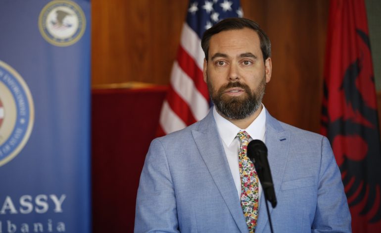 “VETËM ME BKH-NË, SPAK DO TË NJË SUKSES I PLOTË”/ Zv.ambasadori i SHBA: Do t’i tregojë Shqipërisë se askush nuk është mbi ligjin
