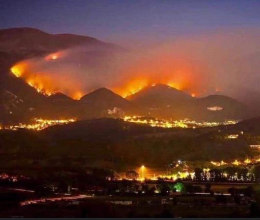 ZJARRET NË ITALI/ Flakët shkrumbojnë pyje, monumente dhe shtëpi. Banorët tregojnë momentet e tmerrit