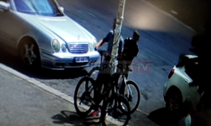 PUBLIKOHEN PAMJET/ “Skifterat serialë” vjedhin biçikletat në mes të ditës në Tiranë, largohen pa “ferrë në këmbë” (VIDEO)