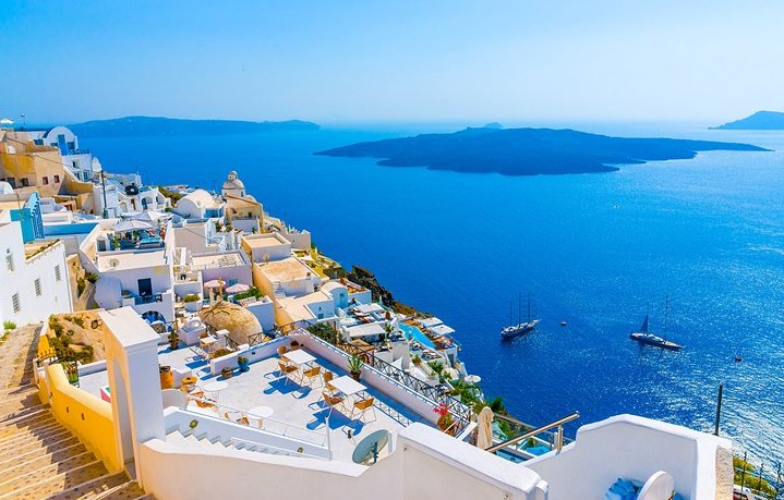 PËRHAPJA E COVID-19/ Greqia vendos shtetrrethimin dhe ndalon muzikën në dy ishuj turistikë