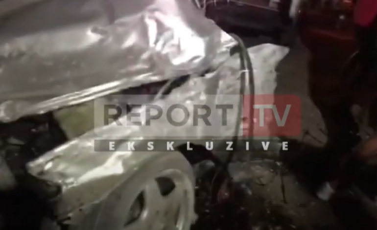 PAMJET E FRIKSHME/ Makina përplaset me shtyllën elektrike në Shijak, ndahet në dysh. Shoferi…