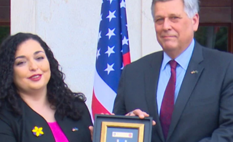 NDIHMOI NË NGRITJEN E DREJTËSISË TË RRËNUAR NGA LUFTA/ Kosova nderon me Medalje Presidenciale djalin e ndjerë të Presidentit Joe Biden
