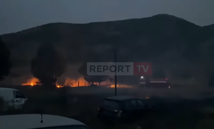 ZJARRET NË VEND/ Merr flakë një pjesë toke e një karburanti të braktisur në Korçë (VIDEO)