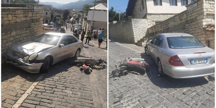 PAMJET/ Motori përplaset me makinën e parkuar, plagosen rëndë dy të rinj në Berat