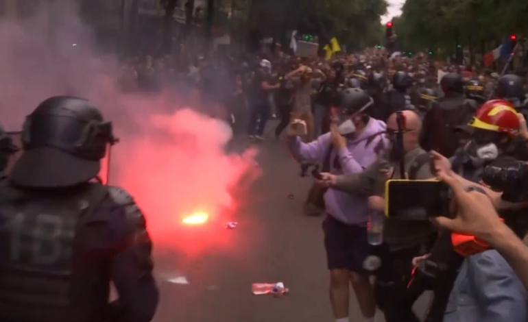 KORONAVIRUSI/ Përleshje në Paris kundër masave të reja kufizuese ndaj variantit Delta (VIDEO)