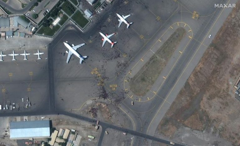 SITUATA NEPERMJET FOTOVE! Momentet dramatike në Kabul, ja çfarë po ndodh
