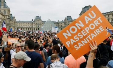 COVID-19/ Vazhdojnë protestat kundër pasaportës së vaksinimit në Francë