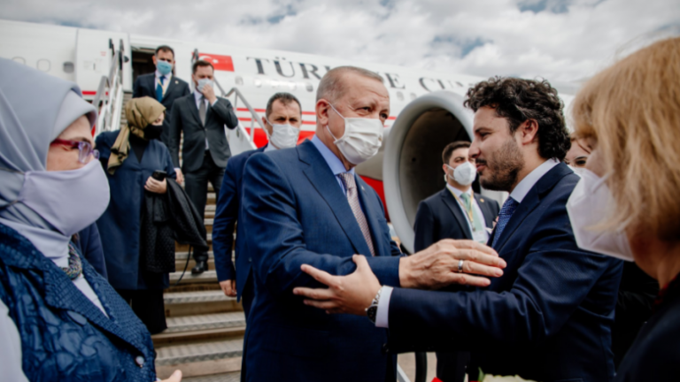 ERDOGAN VIZITON MALIN E ZI/ Pritet nga zëvendëskryeministri Abazoviç, takohet edhe me presidentin Gjukanoviç