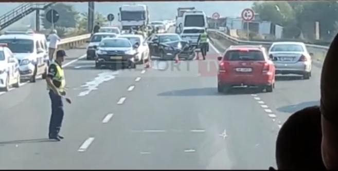 PËRPLASEN TRE MAKINA NË MILOT/ Krijohen radhë të gjata automjetesh