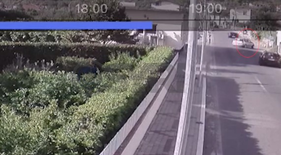 PUBLIKOHEN PAMJET E AKSIDENTIT NË LEZHË/ Momenti kur 38-vjeçari parakalon me shpejtësi dhe fluturon në ajër (VIDEO)