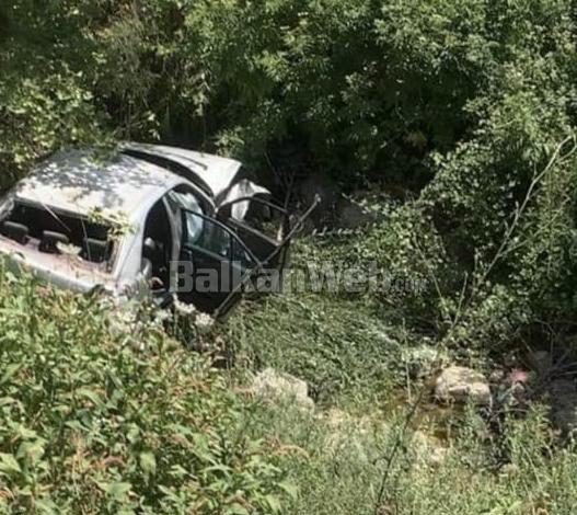 AKSIDENT NË BURREL/ “Benzi” del nga rruga dhe përfundon në shkurre, PESË persona…
