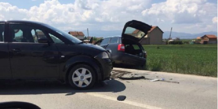 AKSIDENT NË AKSIN LEZHË-MILOT/ Përplasen “kokë më kokë” dy automjete, plagoset pasagjeri. Niset për në spital