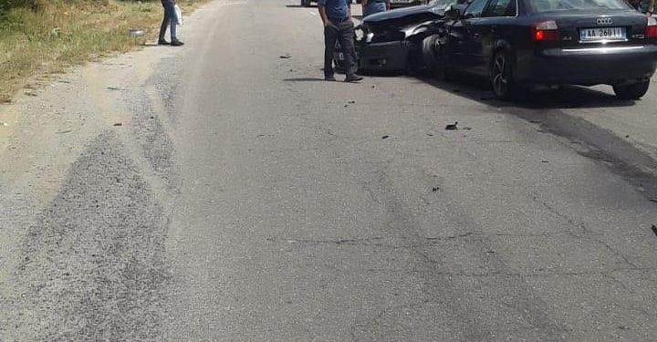 AKSIDENT NË AKSIN FUSHË KRUJË-MILOT/ Përplasen dy makina! 3 të plagosur rëndë, dërgohen te Trauma në Tiranë