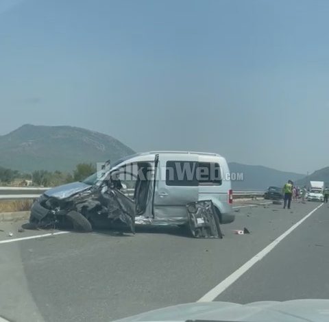 AKSIDENT NË MILOT-MORINË/ Përplasen dy makina, plagosen rëndë dy shoferët dhe një pasagjer (VIDEO)