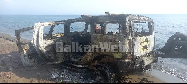 SHKRUMBOHET AUTOMJETI NË BREG TË DETIT NË SHËNGJIN/ Policia: Mori flakë në ecje, drejtohej nga 29-vjeçari