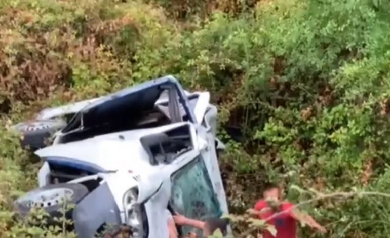 AKSIDENTI ME 5 TË VDEKUR NË GJIROKASTËR/ Nxirret e gjallë një vajzë nga furgoni