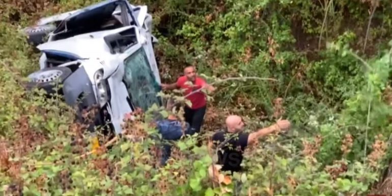 AKSIDENTI TRAGJIK ME 5 VIKTIMA/ Zbardhet SKEMA: Furgoni shmangu përplasjen me Fuoristradën që drejtohej nga një GRUA