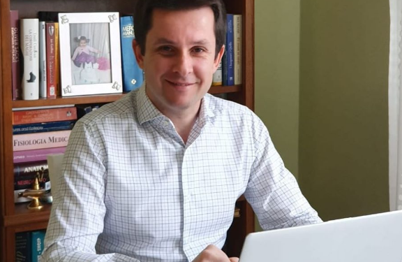 TREGON STUDIMIN/ Alimehmeti: Personat e vaksinuar me CoronaVac në Shqipëri, u duhet doza e tretë