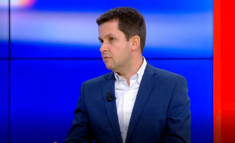 VAKSINIMI/ Alimehmeti: Tek moshat mbi 60 vjeç duhet aplikuar doza e tretë e vaksinës CoronaVac