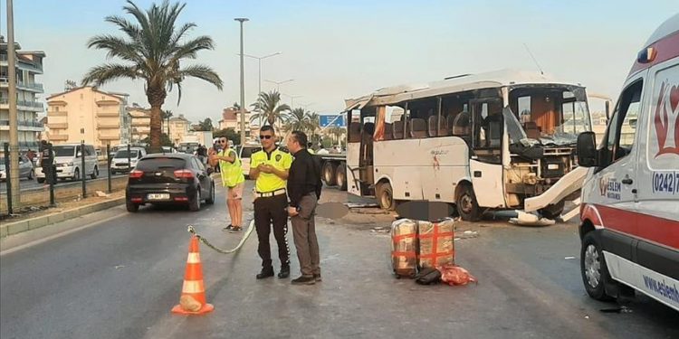 TRAGJIKE NË ANTALIA/ Autobusi me turistë rusë përmbyset në rrugë, tre të vdekur, 16 të plagosur