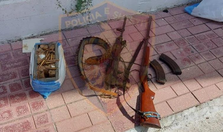 ARRESTOHET NJË SHTETAS NË POGRADEC/ I gjenden në banesë automatik, armë gjahu e municion luftarak