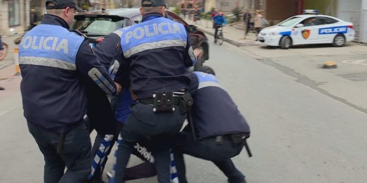 ISHTE KTHYER NË MAKTHIN E BANORËVE TË DURRËSIT/ Arrestohet 19-vjeçari, grabiti tetë banesa gjatë…