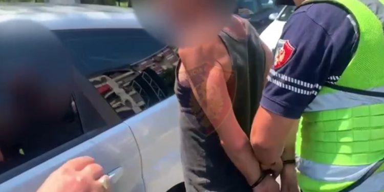 SHMANGET NJË TRAGJEDI NË HAS/ 27-vjeçari rrëmben sëpatën dhe tenton të qëllojë prindërit