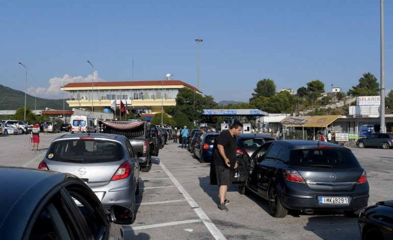 FLUKS NË KAPSHTICË DHE QAFËTHANË/ Emigrantë që kthehen dhe të huaj që vijnë në Shqipëri për turizëm