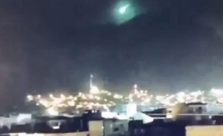 QIELLI BËHET I GJELBËR/ Shpërthim i çuditshëm në Turqi, qarkullojnë teoritë konspirative në rrjet (VIDEO)