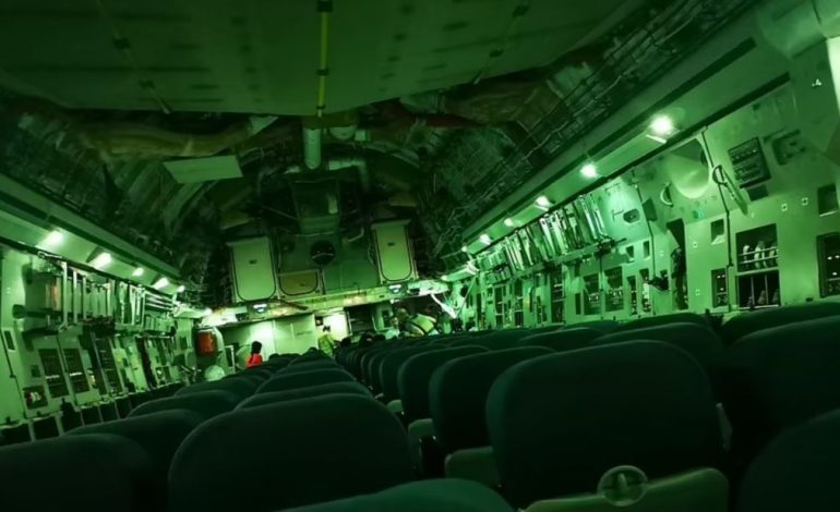 PAMJET/ Mijëra njerëz presin në aeroportin e Kabulit për t’u larguar, avioni niset vetëm me gruan e një marinsi amerikan