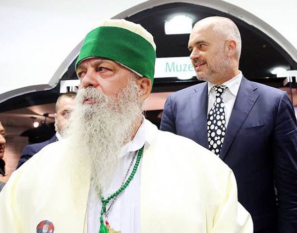 ARDHJA E AFGANËVE NË SHQIPËRI/ Baba Mondi: Pranoni këta njerëz të pafajshëm, hapni zemrat