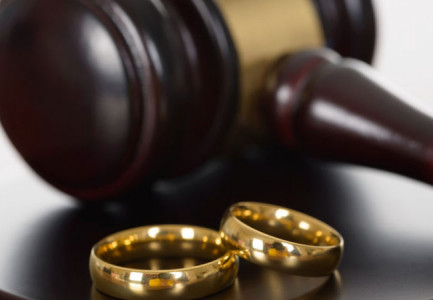 “S’KISHIM BUKË TË HANIM”/ Gruaja e divorcuar rrëfen betejën për t’i marrë ish-burrit pagesën e fëmijëve