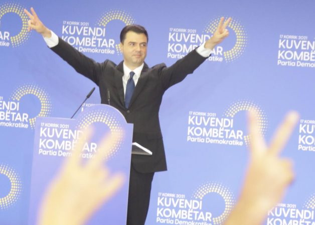 “MASKARA ME DY FYTYRA”/ Demokratët e shohin Bashën si dosje kriminale: Edhe sa ditë pushime ke? Hajde se kemi atë betejën