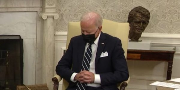 PO BËHET VIRALE/ Joe Biden kapet duke fjetur në takimin me kryeministrin e Izraelit (VIDEO)