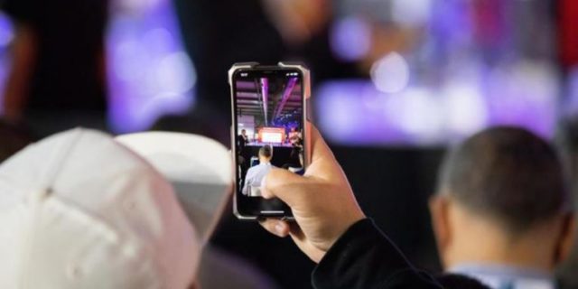 STUDIMI/ 1 në 3 të rinj mban materiale komprometuese në smartphone