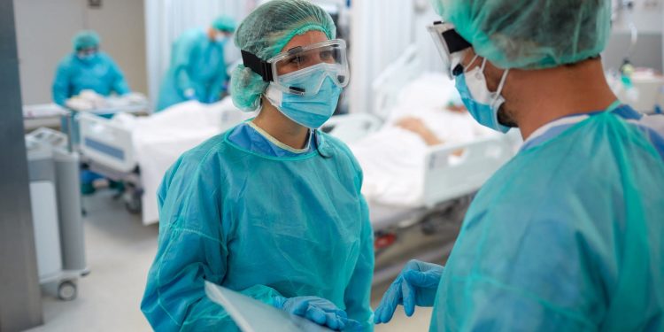 PANDEMIA DREJT FUNDIT? Europa ka ngritur një “mur” ndaj virusit, tani vëmendja tek ilaçet