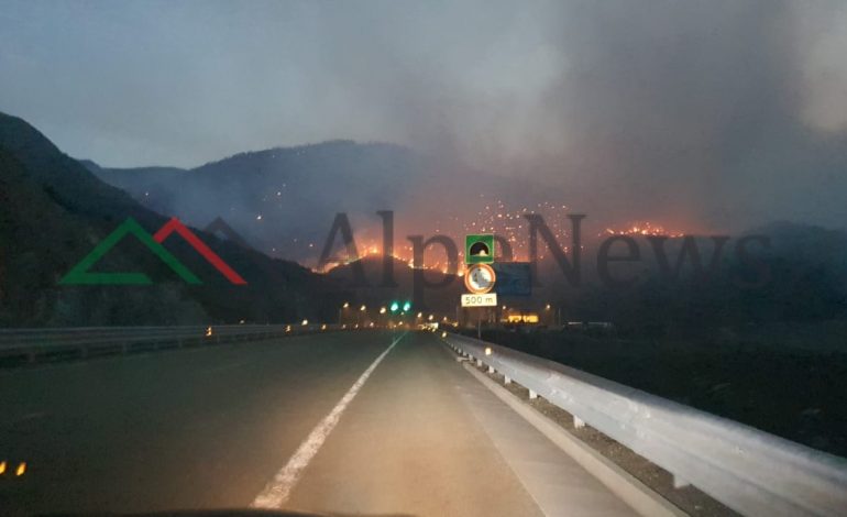 PAMJET EKSKLUZIVE/ Shihni VATRËN e zjarrit pranë TUNELIT të Kalimashit