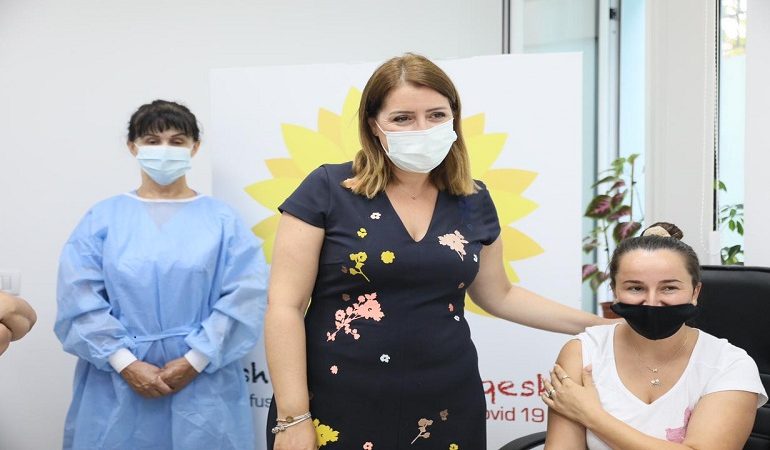 HAPEN 4 POLIKLINIKA PËR VAKSINIM NË TIRANË/ Manastirliu: Po përgatitet udhëzimi për shkollat…