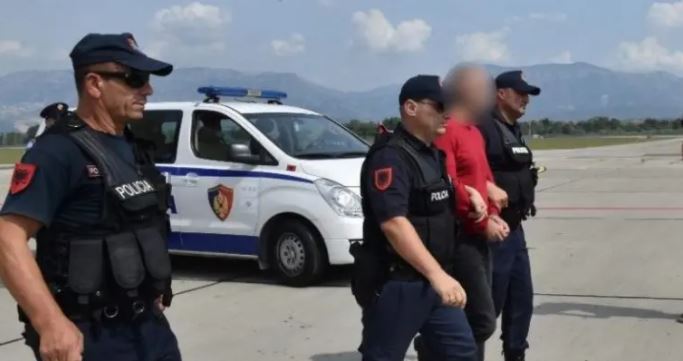 VRASJE E GRABITJE ME ARMË NË…/ Ekstradohet nga Greqia anëtari i Bandës së Cërrikut (EMRI)