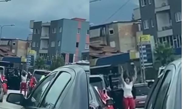 DASMORËT NË FUSHË KRUJË NUK PËRMBAHEN/ Makinat presin semaforin, dalin nga mjeti dhe kërcejnë (VIDEO)